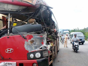Một chiếc xe khách bị hư hại sau vụ tai nạn tại Thừa Thiên-Huế.